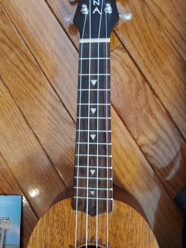 Ukelele soprano Luna tatuaje piña caoba Foto 4 de 4