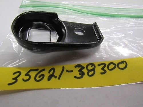 BRACKET, REAR RH