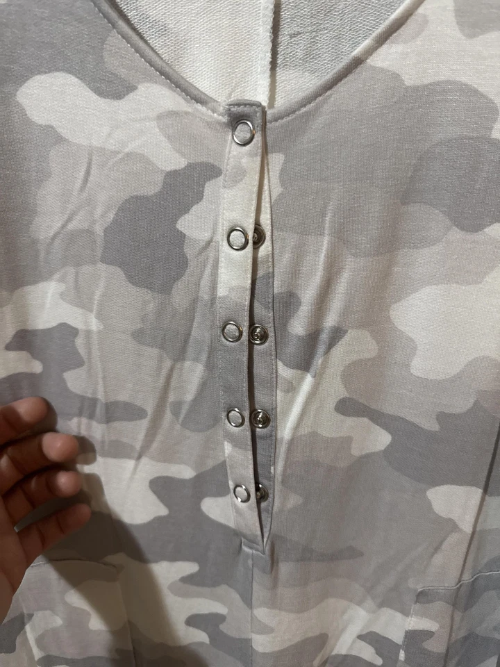 Traje Secret Treasures Union para mujer gris medio camuflado ropa para dormir tanque frente a presión Foto 4 de 4