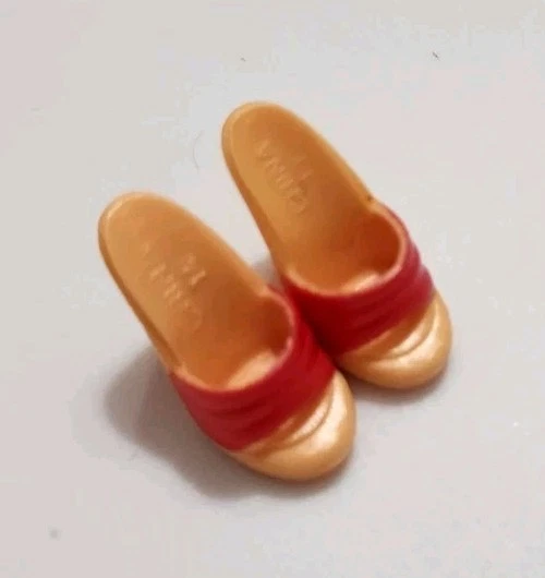 BARBIE HEELS 凉鞋 SANDY GREASE 25 年红色 MULES OLIVIA NEWTON 娃娃鞋 — 第 2/3 张图片