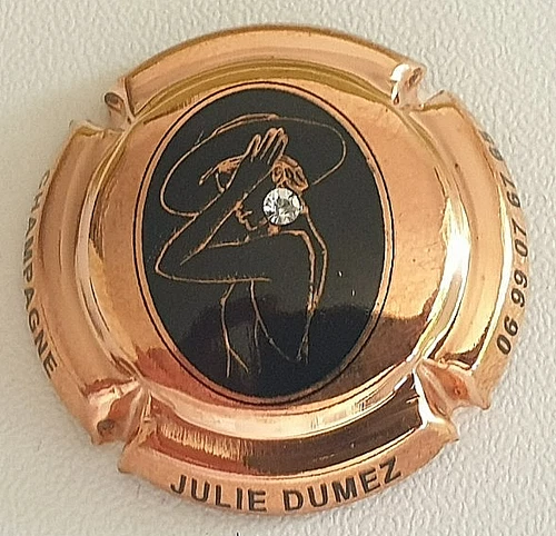 Dumez Julie Champagne Capsules No. 26 woman in hat, gold