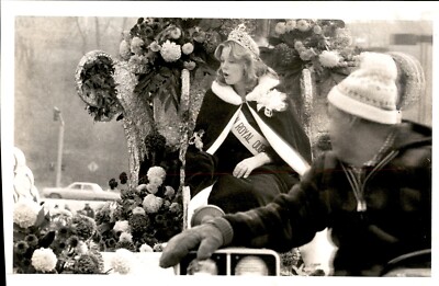 LG971 Original Photo ROYAL QUEEN ON PARADE FLOAT THRONE Cold Winter ...