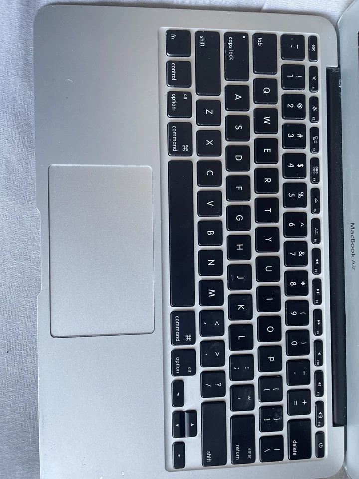 Apple MD761B/B MacBook Air i5 4GB RAM 256GB 13 Inch Notebook - Silver, photo 4 of 5