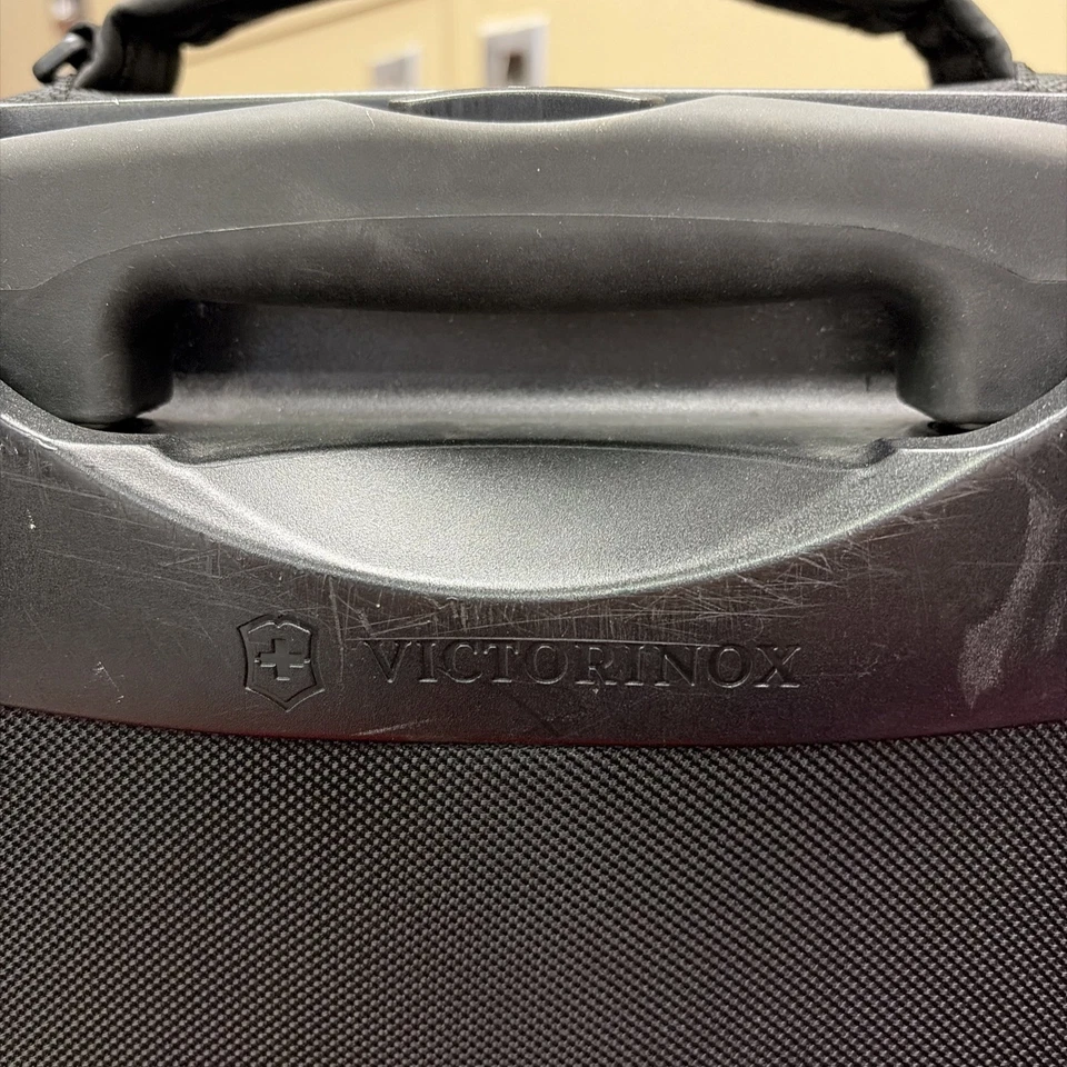 Bagagem giratória expansível Victorinox Avolve 3.0 Softside, preta - Imagem 4 de 4