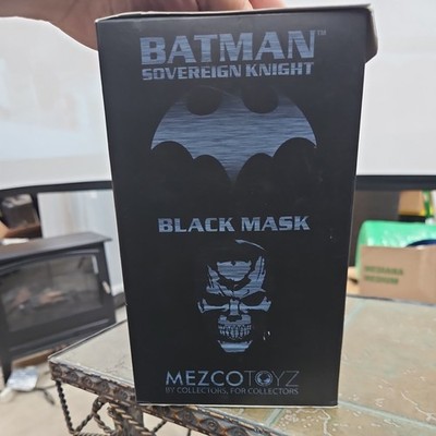 Perfect Mezco Toyz 1/12 Batman: Sovereign Knight Vs Black Mask