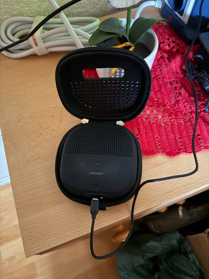 Bose SoundLink Micro Tragbares Lautsprechersystem - Schwarz (783342-0100) - Bild 2 von 3