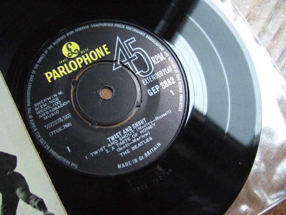 THE BEATLES - TWIST AND SHOUT - 7" EP 2N/1N PARLOPHONE GEP 8882 / 1963 EX/ EX+ - Image 3 of 4