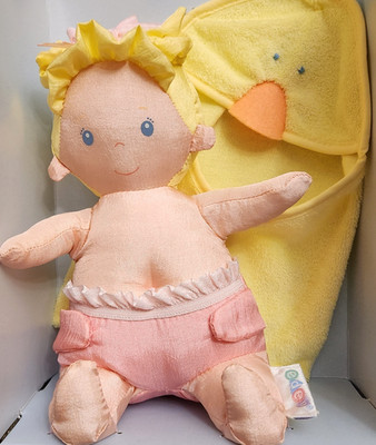 VTG NEW EDEN  Bathtime Baby Gift Set w/ Nylon Girl Baby Doll & Yellow Towel