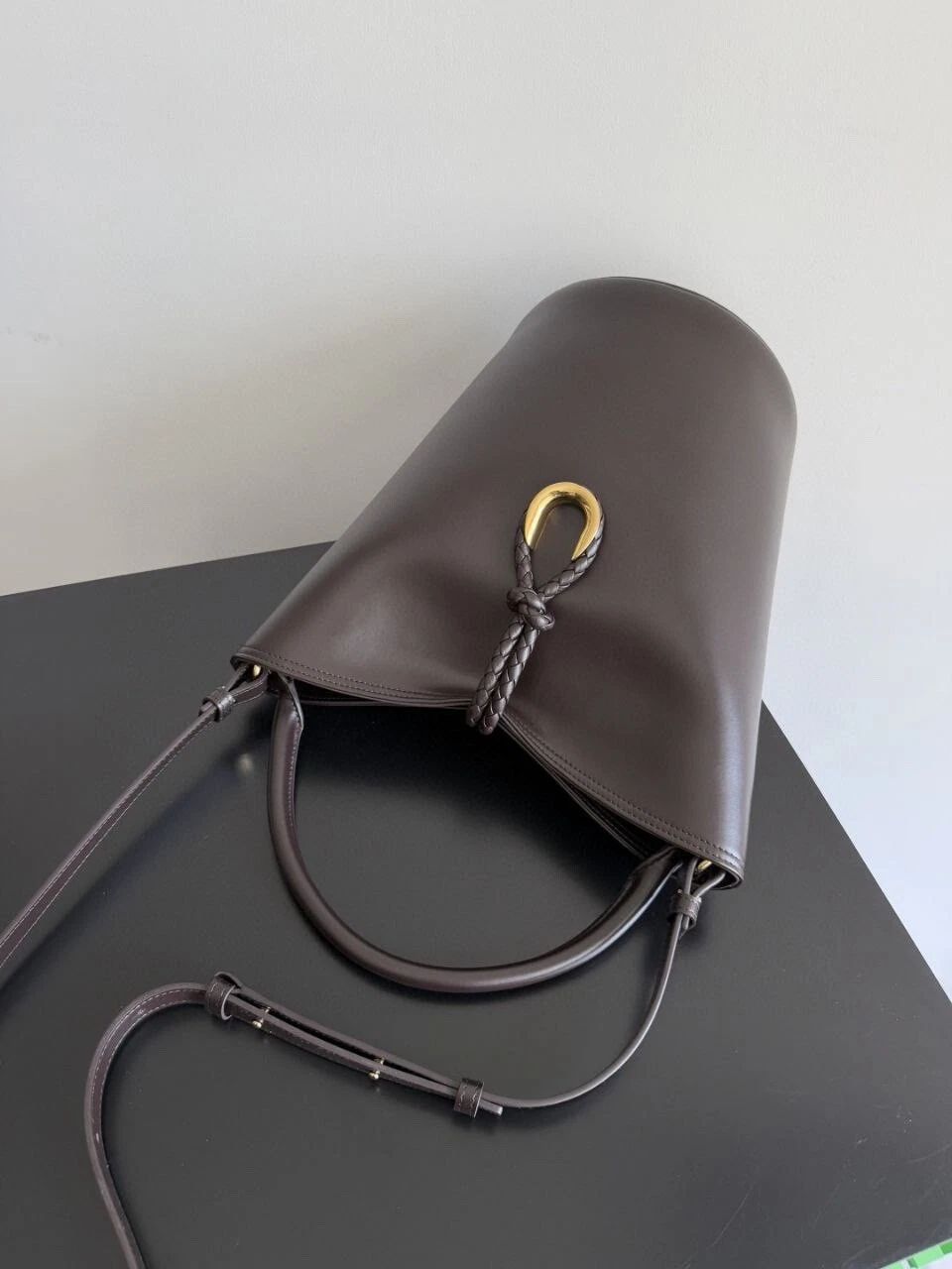 borsa a secchiello liberta in pelle bottega veneta colore marrone con manico superiore