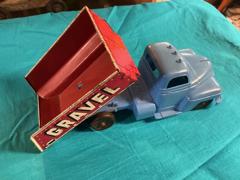 Camión volquete de arena Marx con volteo de metal y cabina y marco de plástico Foto 3 de 4