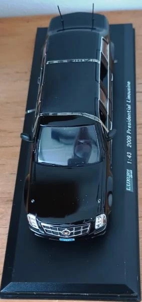 LUXURY PRESIDENTIAL LIMOUSINE 2009 General Motors 1/43 Diecast Scale Model - Image 4 of 4