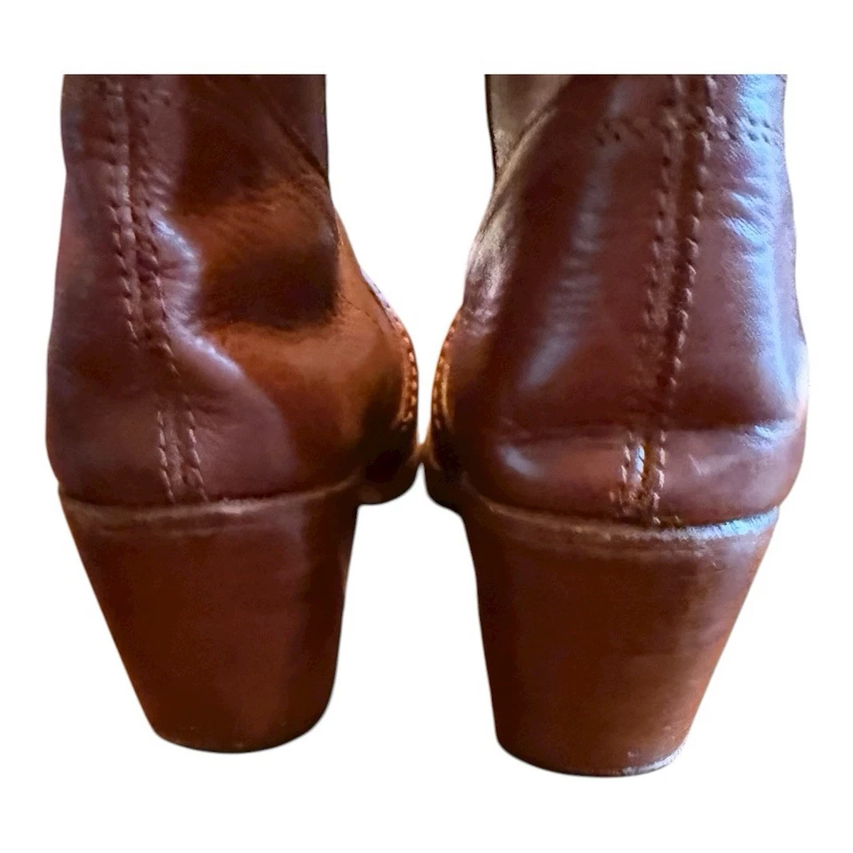 Botas de cowboy vintage Frye 9 B feitas nos EUA couro salto marrom - Imagem 4 de 4