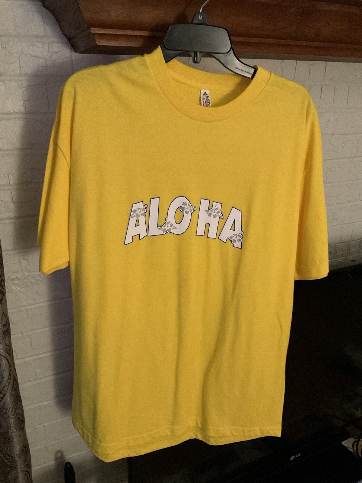 Cute Aloha Hawaii Yellow T-Shirt Size XL. See Description