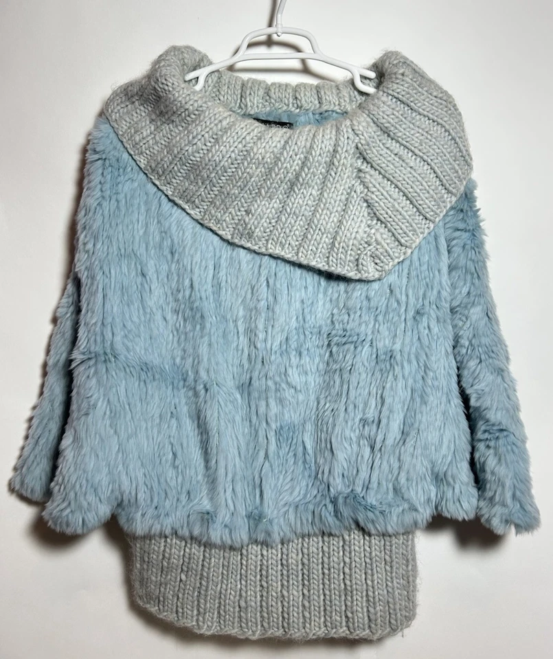 Poncho para mujer Bernardo tejido teñido bebé azul piel de conejo gris grueso tejido con cable Foto 2 de 4