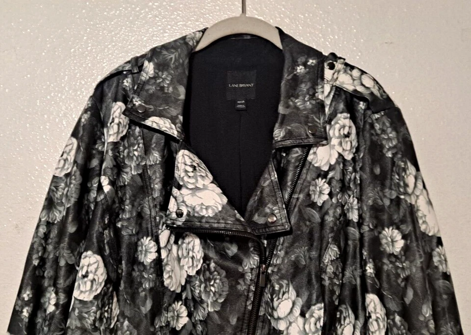 Chaqueta de Moto Lane Bryant Imitación Cuero Floral en Negro Talla 22/24 Negro Blanco Foto 3 de 4