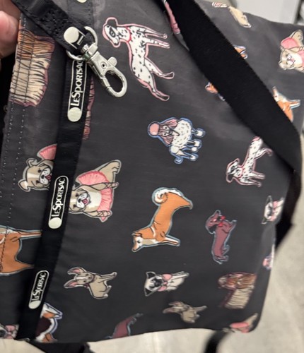 Lesportsac Madison schmale Umhängetasche Showtime schwarz mit Hunden neu mit Etikett UVP $ 75 - Bild 4 von 6