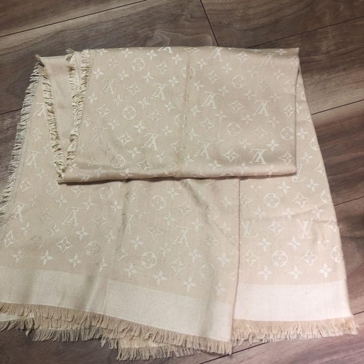 Limited-Time Offer: Louis Vuitton Stole at Exclusive Price Today