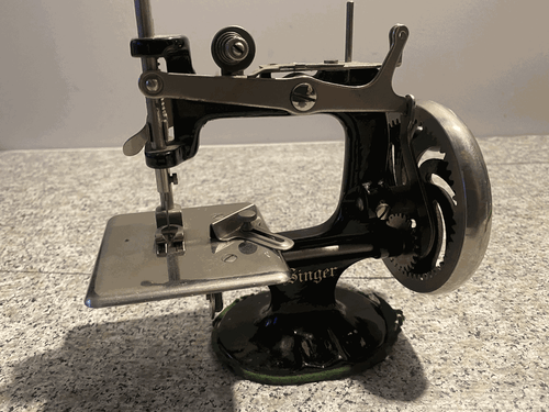 RARE SINGER 20(?) Miniature Child Toy Sewing Machine -older model, script minty - Picture 3 of 10