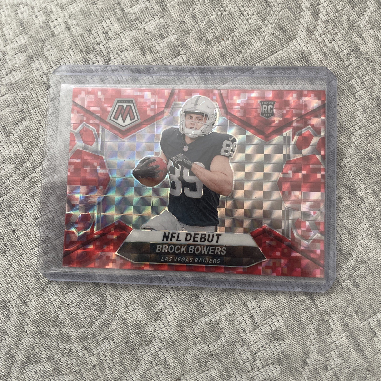 Brock Bowers 2024 Panini Mosaic - NFL Debut Red Camo Mosaic Prizm #286 (RC)