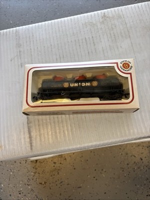BACHMANN HO Scale Item # 70100 Phillips 66 Black 42' 3-Dome Tank Car