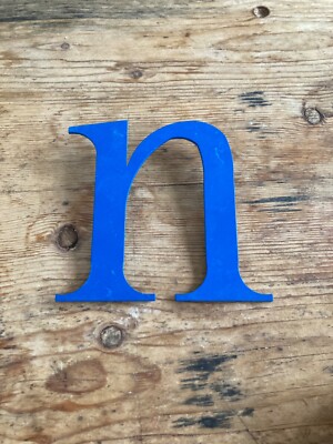 Alter antiker Metall Buchstabe n N als Deko Blau