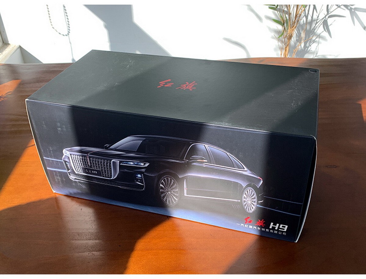 紅旗　H9　1/18　モデルカー　ミニカー　第一汽車　フラッグシップカー 1/18 Scale HongQi Red Flag H9 Purple/Gold Diecast Car Model No