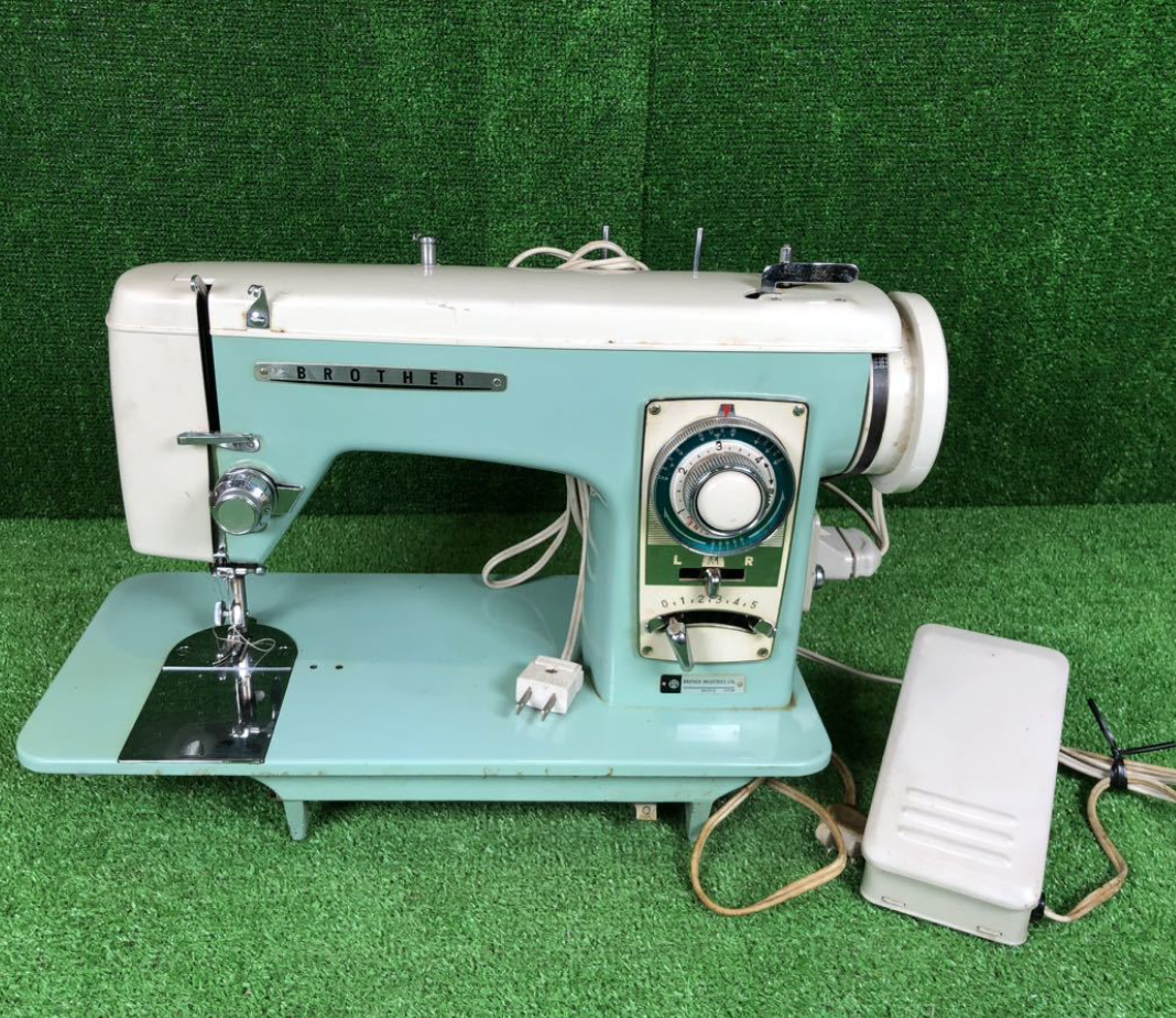 BROTHER ZG2-B472 Treadle Sewing Machine Mint Green Retro BROTHER ZG2-B472 Treadle Sewing Machine Mint Green Retro