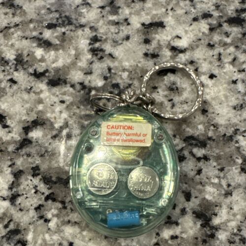 Bandai Tamagotchi 1996 blu chiaro con bottoni grigi animale domestico virtuale FUNZIONA! - Foto 2 di 6