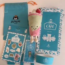 Jellycat Shanghai Exklusiv Berrity Latte Erdbeere Matcha Set Pin Aufkleber Brandneu mit Etikett