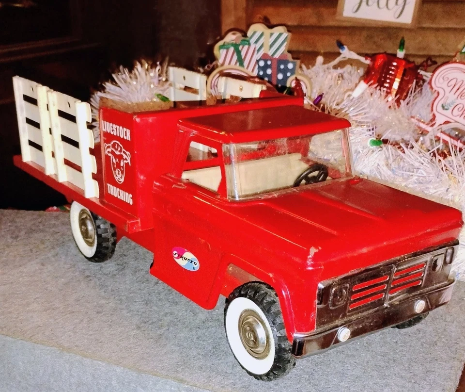 Vintage Structo Farms Livestock Truck Red Pressed Steel Stake Bed Farm Toy 1960s - Image 4 of 4