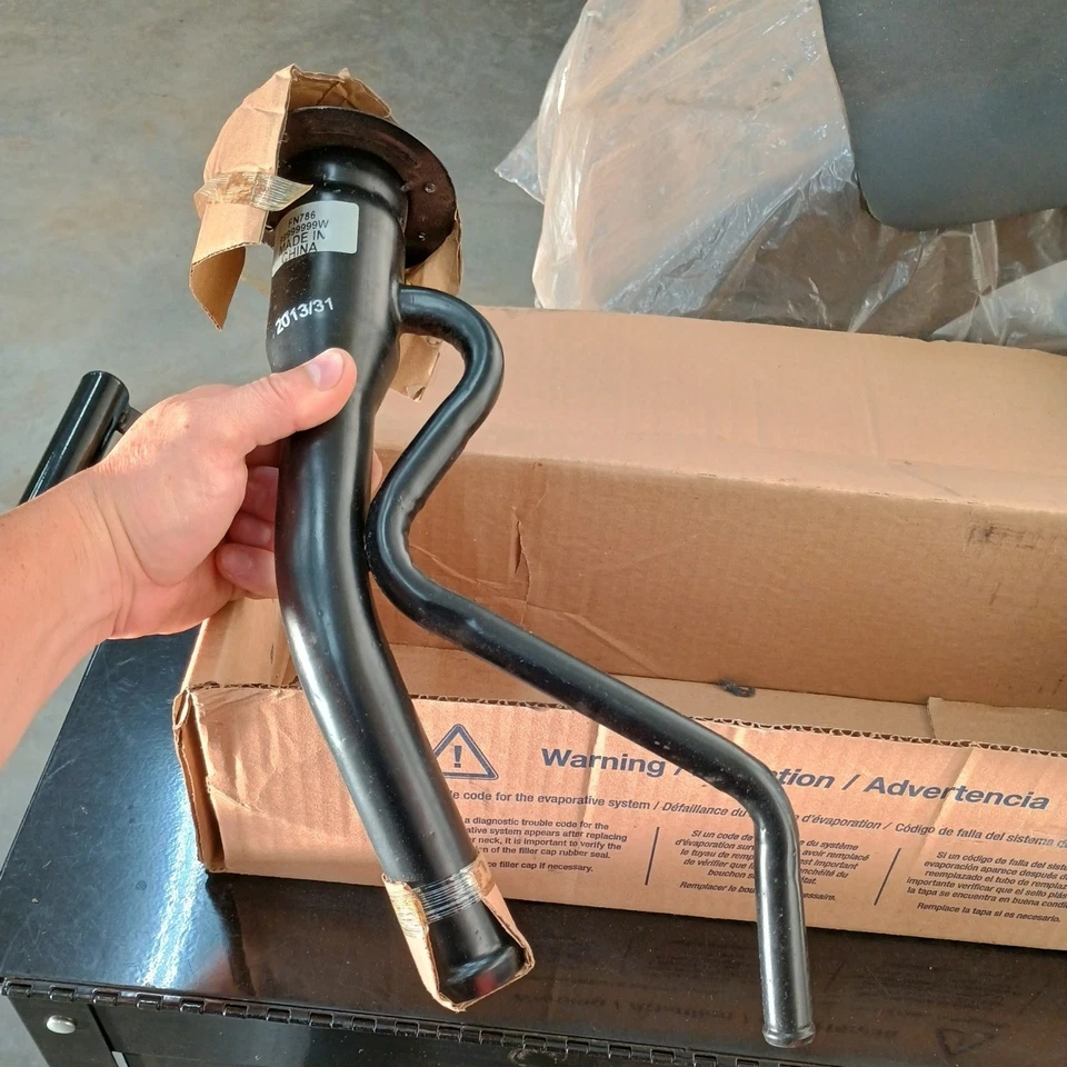 Cuello de llenado de combustible Spectra Premium FN786 para 99-04 Ford F-250 SD F-350 SD F-450 SD Foto 2 de 3