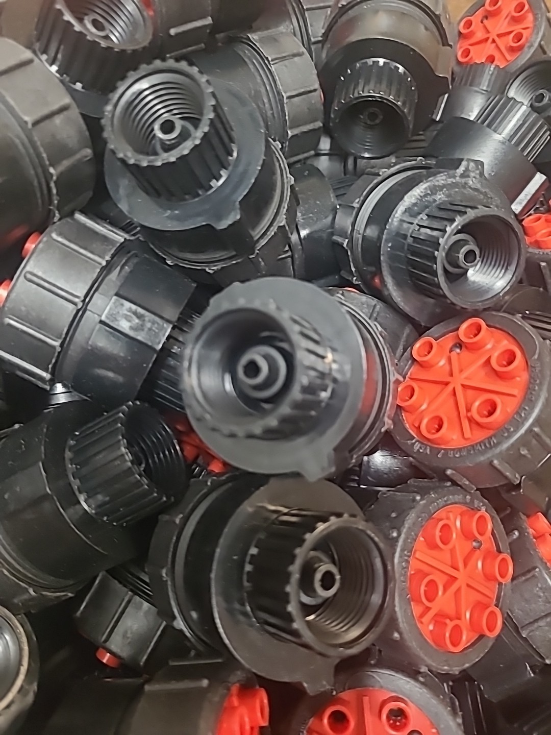 100 Pack Bowsmith 6 Outlet Emitter 2.0 GPH 1/2" FIPT Inlet Red Cap 15 PSI