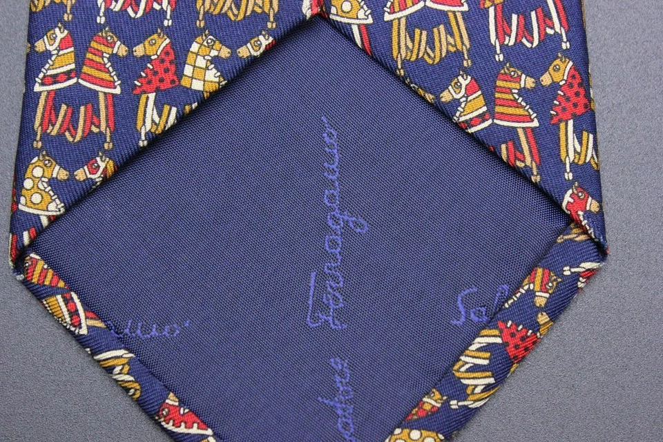 Corbata SALVATORE FERRAGAMO. Azul con cabeza de caballo marrón y rojo / motivo ecuestre. Foto 4 de 4