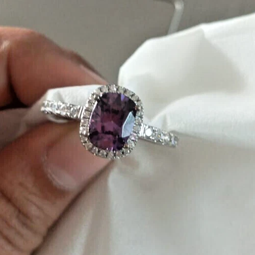 Anillo de compromiso de amatista creado en laboratorio con corte cojín de 2,20 quilates enchapado en oro blanco de 14 quilates Foto 4 de 4