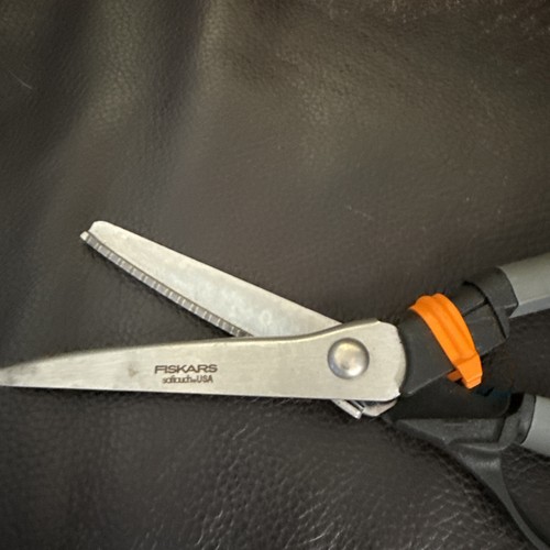 FISKERS SOFT TOUCH QUILTERS CRAFTERS LOCKING SCISSORS MADE IN USA - Picture 2 of 15