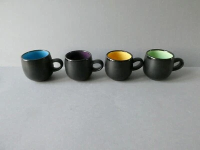 4 tasses à café expresso en céramique, ton noir mat et coloré, années 50 - Photo 1/4