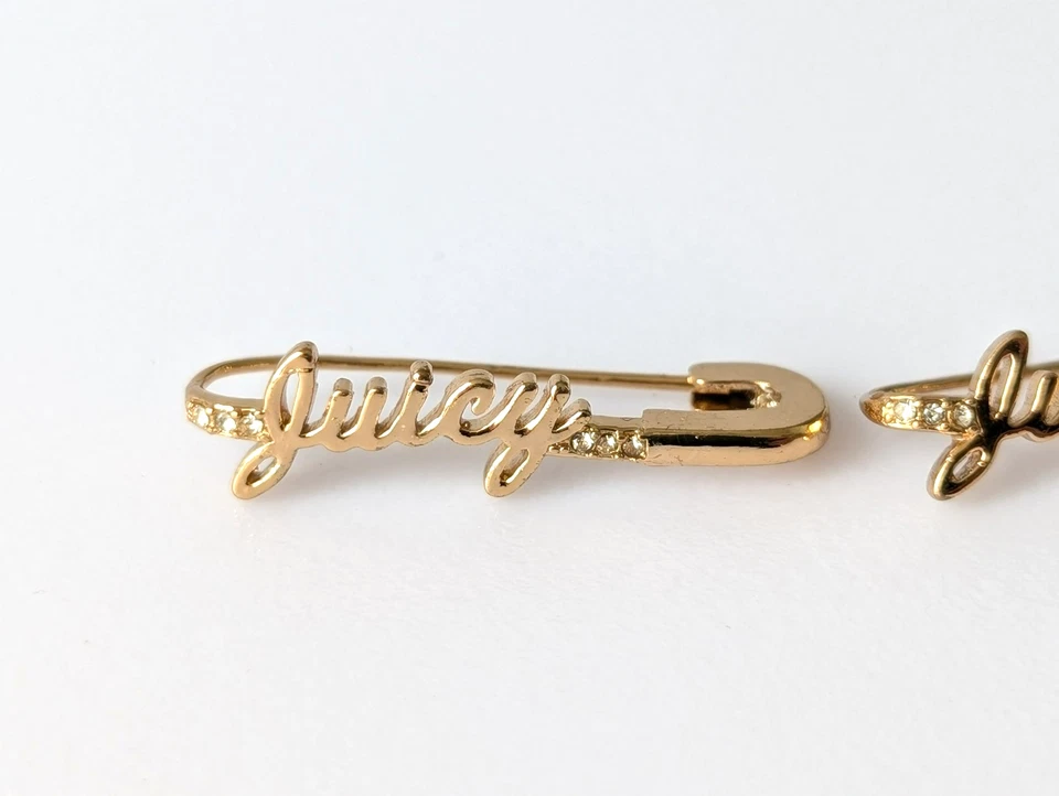 Brincos de argola com pino de segurança de strass logotipo assinatura tom dourado Juicy Couture Y2k - Imagem 3 de 4