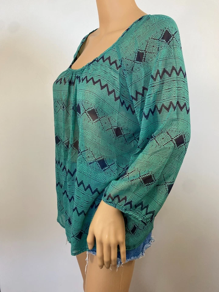 Blusa Soprano Talla L Verde Transparente Top Geométrica Manga 3/4 Top Hombros Recortados Foto 3 de 4