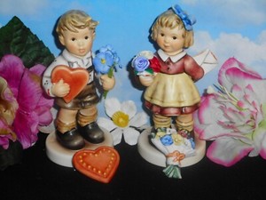 2 szt. FIGURKI HUMMEL #2258 DLA MAMY + PRZYPINKA KWIATOWA #2259 PREZENT DLA CIEBIE I PRZYPINKA SERCA