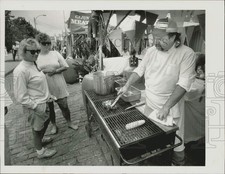 1990 Press Photo Cook Jim Pananos BBQs Corn for Madonna Brown, Laura Casey, MA