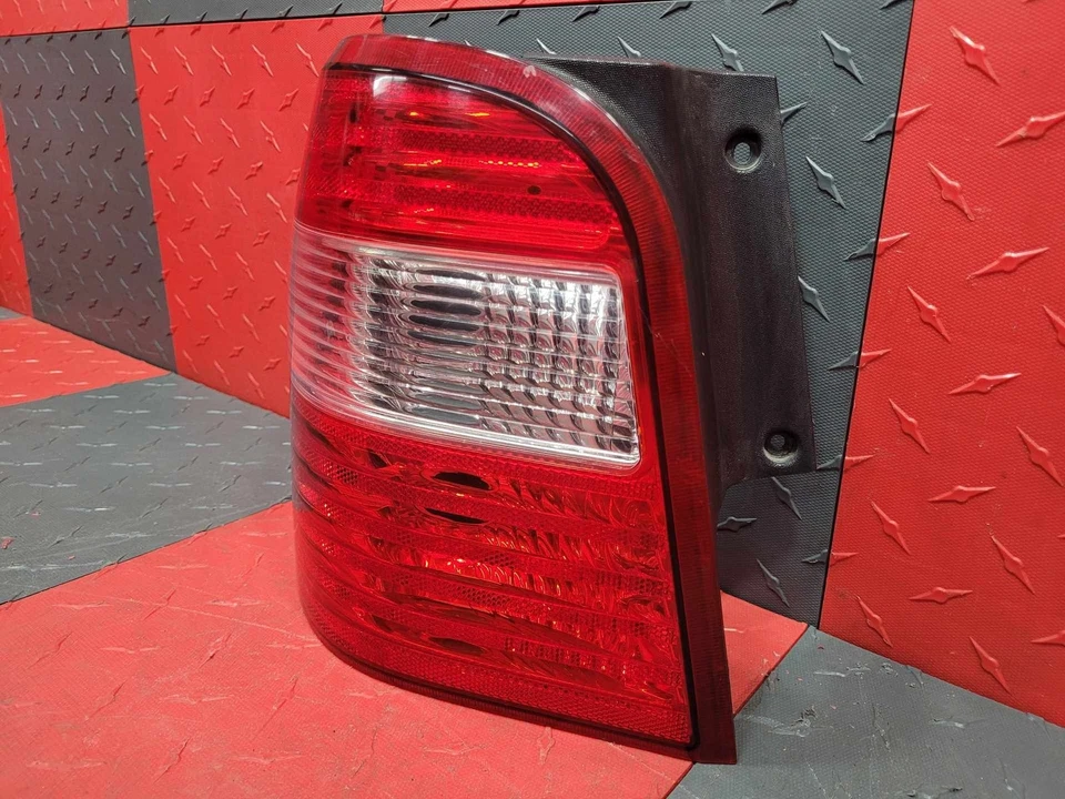 Conjunto de luces traseras para conductor Ford Freestyle (LH) 2005-07 Foto 2 de 4