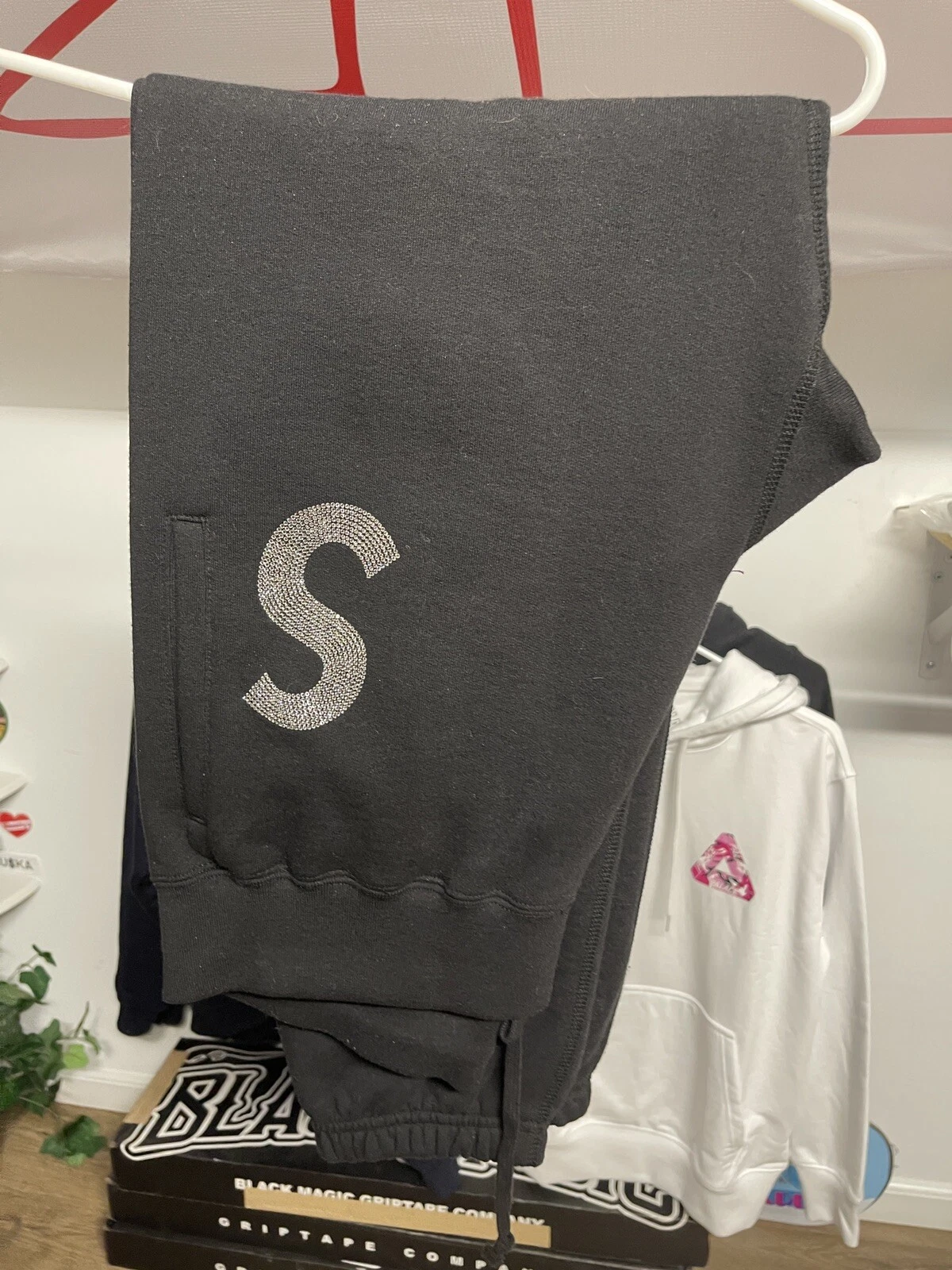 Pantalon de survêtement logo Supreme SS21 Swarovski S taille petit pantalon diamant
