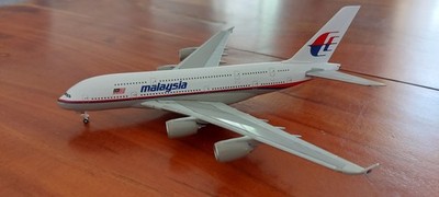 SELTEN Flugzeugmodell Airbus A380 Malaysia Airlines Herpa 1:400 in OVP wie neu