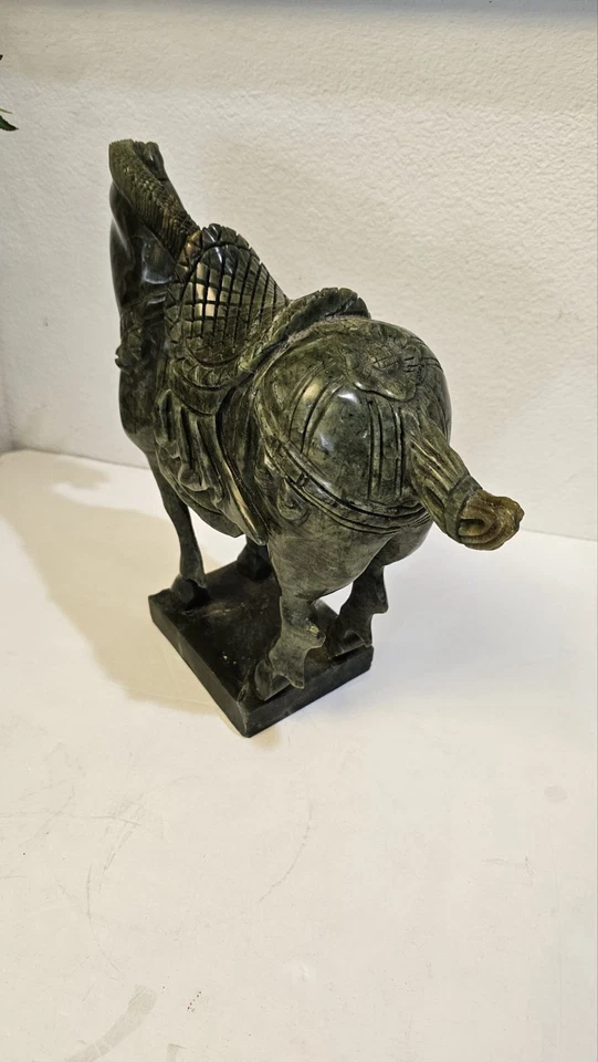 Escultura de caballo china tallada a mano en forma de espiga de jade Foto 4 de 4