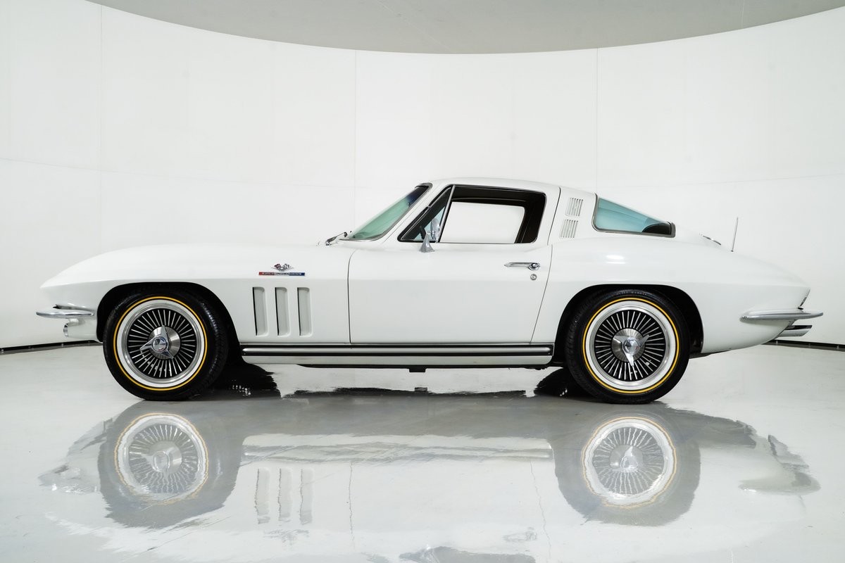 1965 Ermine White Chevrolet Corvette   | C2 Corvette Photo 6
