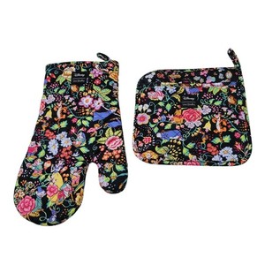 Vera Bradley Disney Classics On The Green Quilted Pot Holder & Oven Mitt Set