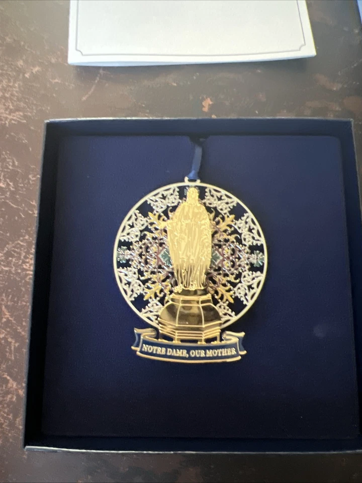 Universidad de Notre Dame Anual Coleccionable 2025 Notre Dame Nuestra Madre Ornamento. Foto 2 de 4