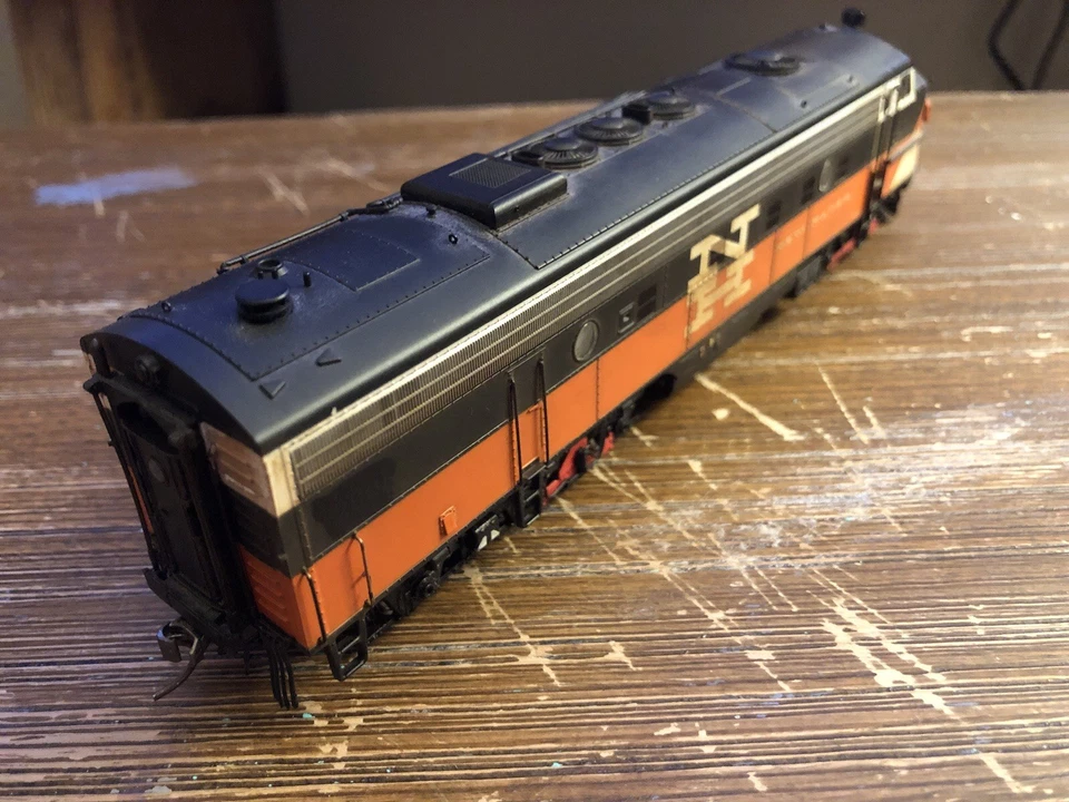 Rapido Ho Scale FL9 Diesel Train  - Image 3 of 4