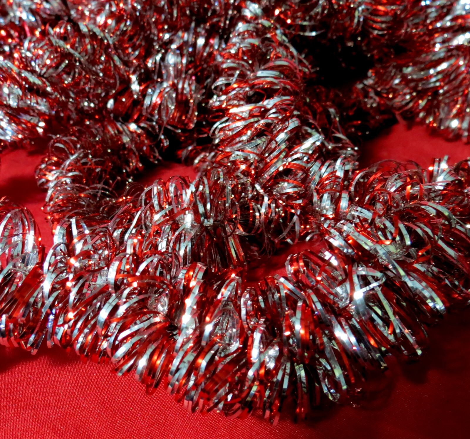 VTG CRAFTS, XMAS TINSEL GARLAND, LOOPED TWISTED FOIL 168" LONG, RED