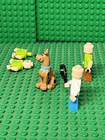 Seated Scooby Doo + Shaggy & Fred Parts - Lego Minifigures